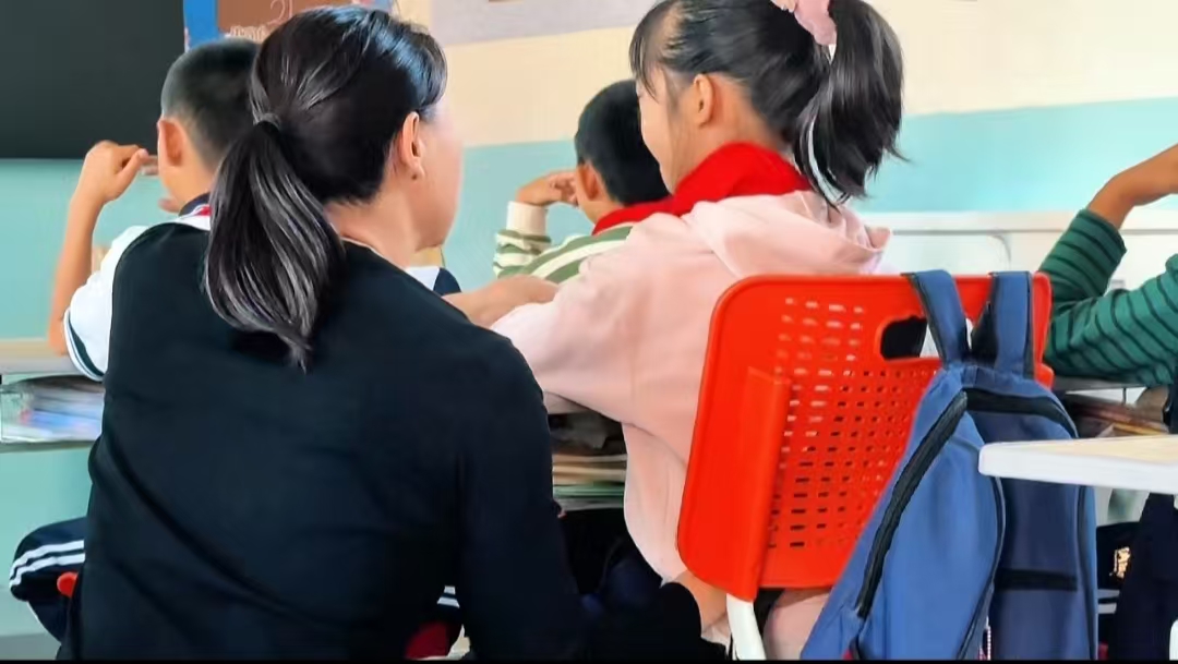 向光而行    只为热爱       —呼市快乐星小学融合温暖瞬间